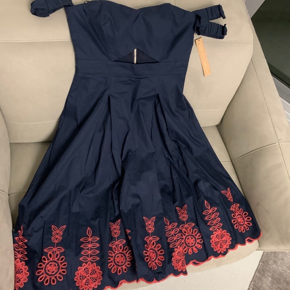 Dress - Picture 2 of 11